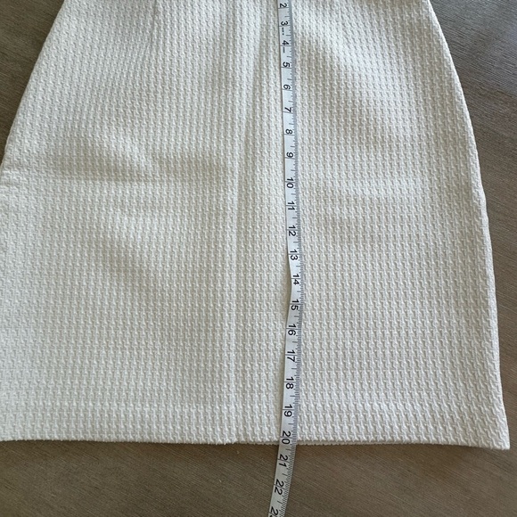 White House Black Market Textured White Pencil Skirt - Picture 4 of 7